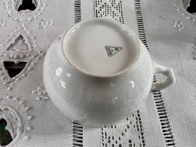 Openwork white porcelain cup and saucer - Manufacture de Sèvres, dated 1908