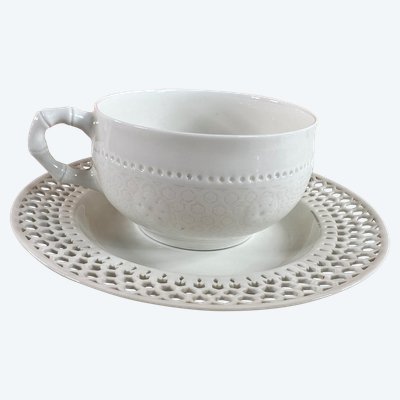 Openwork white porcelain cup and saucer - Manufacture de Sèvres, dated 1908