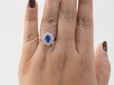 Bague entourage en or blanc, saphir et diamants