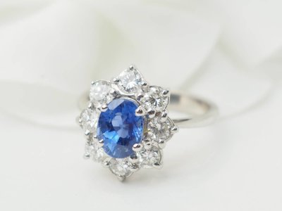 Bague entourage en or blanc, saphir et diamants