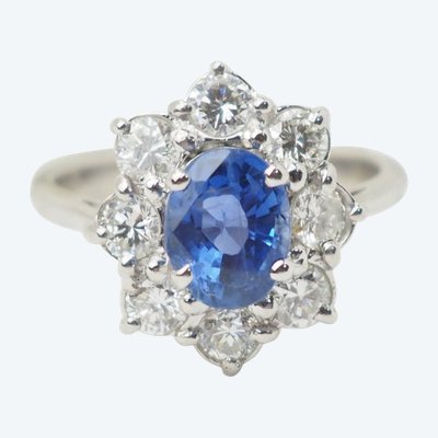 Bague entourage en or blanc, saphir et diamants