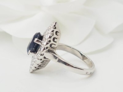 Anello marquise in oro bianco, zaffiro e diamanti