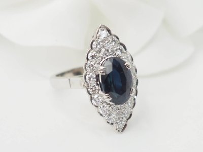Anello marquise in oro bianco, zaffiro e diamanti