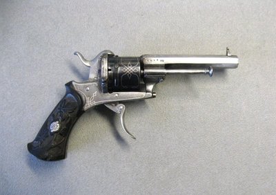 Libro segreto con spilla Revolver tipo Lefaucheux XIXe.