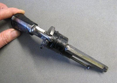 Libro segreto con spilla Revolver tipo Lefaucheux XIXe.