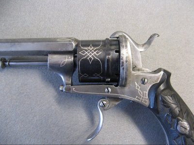 Libro segreto con spilla Revolver tipo Lefaucheux XIXe.