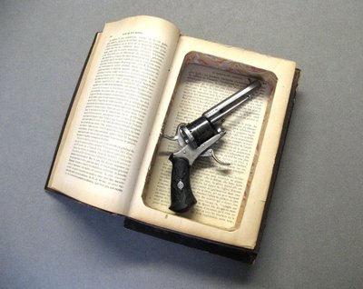 Libro segreto con spilla Revolver tipo Lefaucheux XIXe.