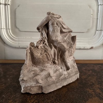 Statua antica di donna drappeggiata in terracotta di Charles Filleul
