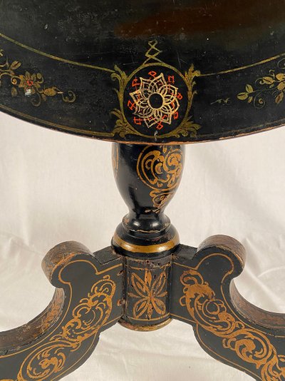 Guéridon basculant Napoléon III, bois laqué noir, décor peint et burgauté