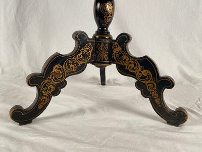 Guéridon basculant Napoléon III, bois laqué noir, décor peint et burgauté