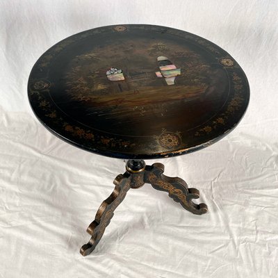 Guéridon basculant Napoléon III, bois laqué noir, décor peint et burgauté
