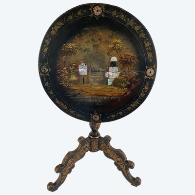 Guéridon basculant Napoléon III, bois laqué noir, décor peint et burgauté