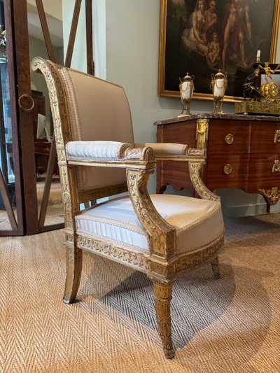 Rare fauteuil d'apparat  en bois doré  d'époque Directoire-Consulat.