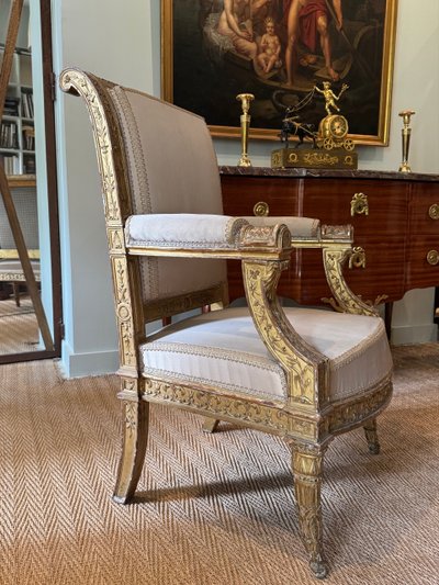 Rare fauteuil d'apparat  en bois doré  d'époque Directoire-Consulat.