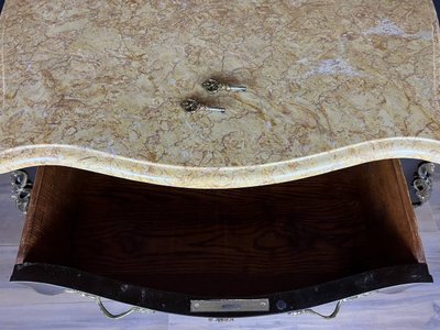 Commode galbée en bois laqué noir à décor chinoisant