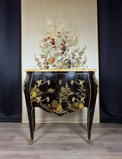 Commode galbée en bois laqué noir à décor chinoisant