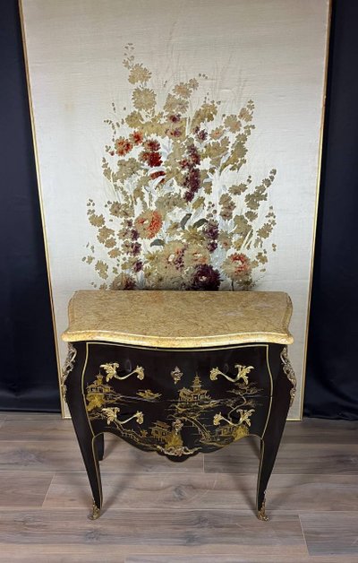 Commode galbée en bois laqué noir à décor chinoisant