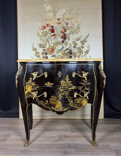Commode galbée en bois laqué noir à décor chinoisant