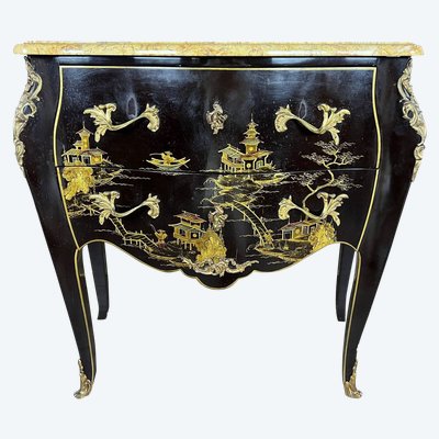 Commode galbée en bois laqué noir à décor chinoisant