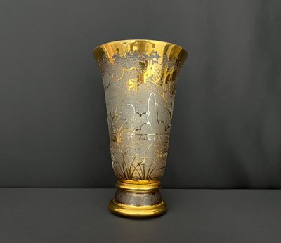 Vase en verre soufflé au décor givré et doré – signé Adat