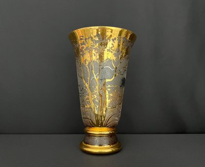 Vase en verre soufflé au décor givré et doré – signé Adat