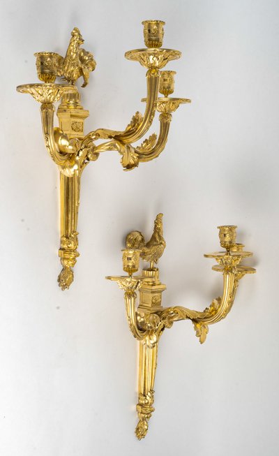 Coppia di appliques a forma di gallo in ormù in stile Luigi XV-Luigi XVI