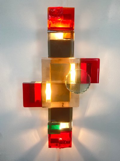 Light sculpture or wall lamp in colored glass.