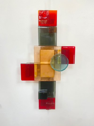 Light sculpture or wall lamp in colored glass.