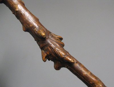 Canna d'arte popolare monossile intagliata con animali e teste grottesche XIX sec.