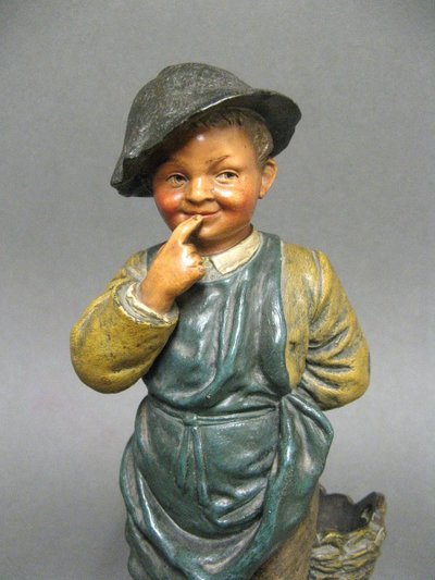 Scultura in terracotta di Bernard Bloch "Piccolo pescatore".