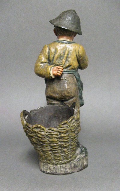Scultura in terracotta di Bernard Bloch "Piccolo pescatore".