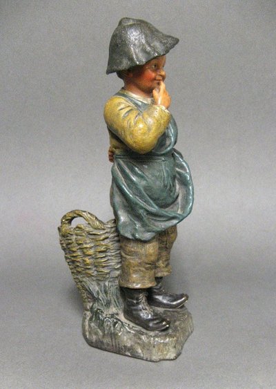 Scultura in terracotta di Bernard Bloch "Piccolo pescatore".
