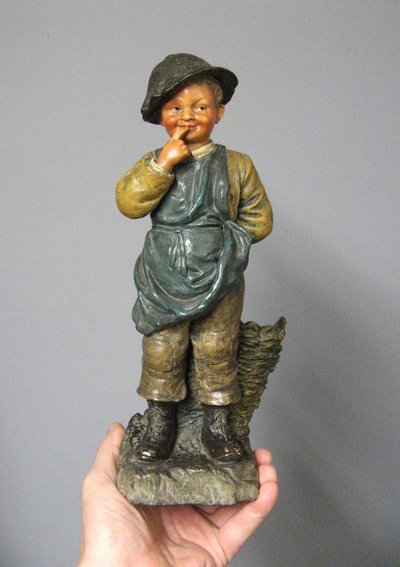 Scultura in terracotta di Bernard Bloch "Piccolo pescatore".
