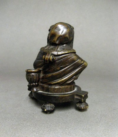 Scultura in bronzo a calamaio decorata con un nano o uno gnomo XIX secolo.