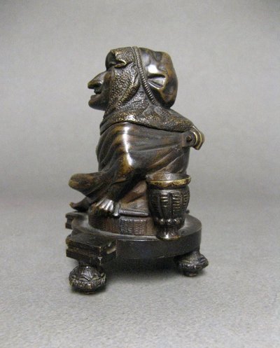 Scultura in bronzo a calamaio decorata con un nano o uno gnomo XIX secolo.