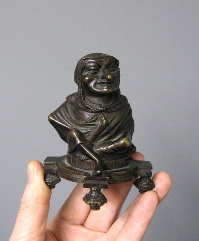 Scultura in bronzo a calamaio decorata con un nano o uno gnomo XIX secolo.