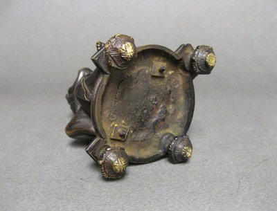 Scultura in bronzo a calamaio decorata con un nano o uno gnomo XIX secolo.