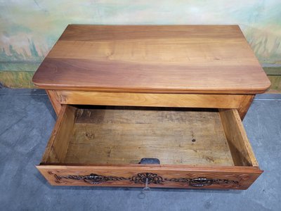 Petit commode époque XVIII ème en merisier
