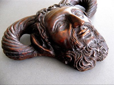 Testa di fauno in legno intagliato del XVIII secolo.