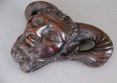 Testa di fauno in legno intagliato del XVIII secolo.