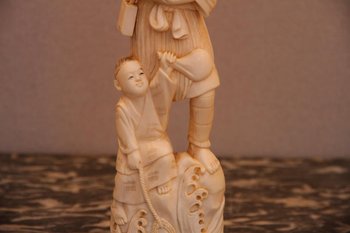 Un Okimono En Ivoire Japonais D’époque XIXe Siècle.