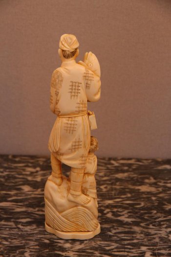Un Okimono En Ivoire Japonais D’époque XIXe Siècle.