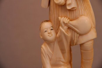 Un Okimono En Ivoire Japonais D’époque XIXe Siècle.
