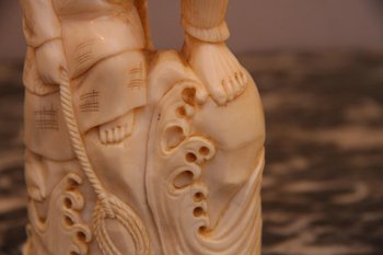 Un Okimono En Ivoire Japonais D’époque XIXe Siècle.