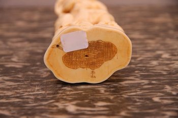 Un Okimono En Ivoire Japonais D’époque XIXe Siècle.