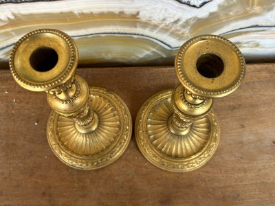 Coppia di candelieri in bronzo dorato in stile Luigi XVI - Flambeaux XIX secolo
