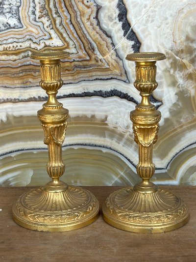 Coppia di candelieri in bronzo dorato in stile Luigi XVI - Flambeaux XIX secolo
