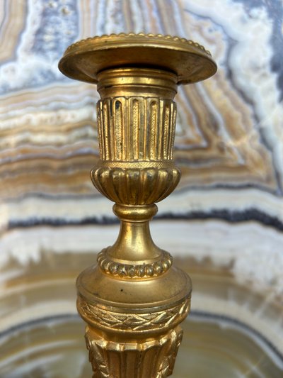 Coppia di candelieri in bronzo dorato in stile Luigi XVI - Flambeaux XIX secolo