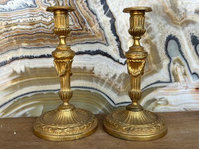 Coppia di candelieri in bronzo dorato in stile Luigi XVI - Flambeaux XIX secolo