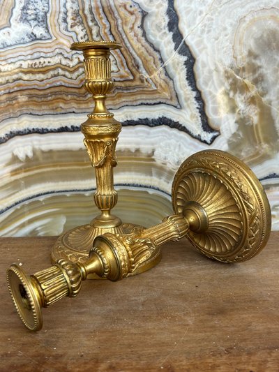 Coppia di candelieri in bronzo dorato in stile Luigi XVI - Flambeaux XIX secolo